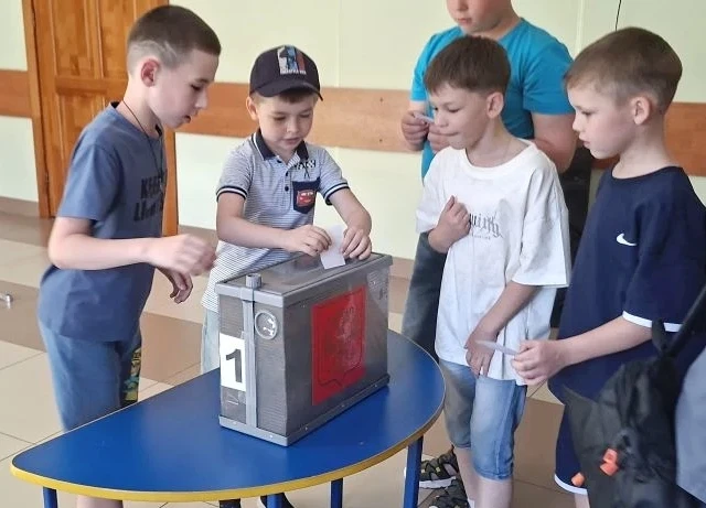 ✅ Первые выборы для ребят Петропавловского района
Детский лагерь Соловьихинской школы ненадолго прев