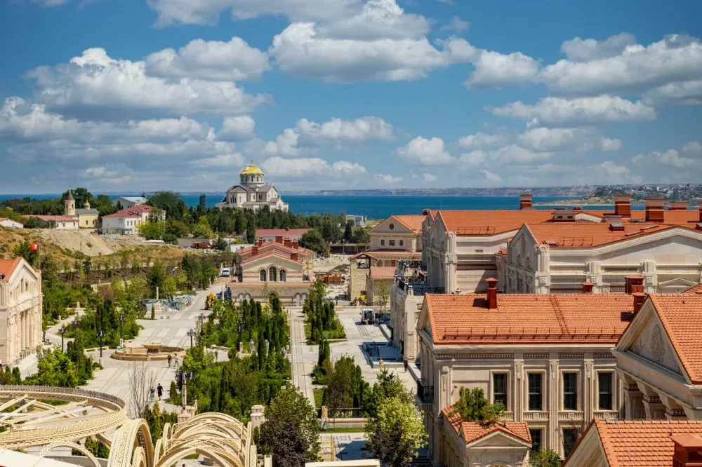 🏛️ Архитектура как материализованная идея

Широта: 44° 36′ 37″ с.ш.
Долгота: 33° 29′ 20″ в.д. — Сев