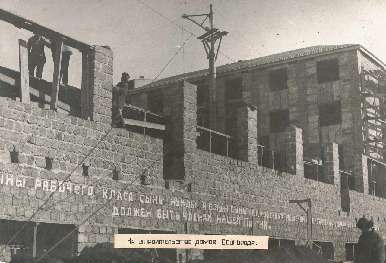 На множестве старых фотографий запечатлены фасады зданий Новокузнецка, но снимки интерь...