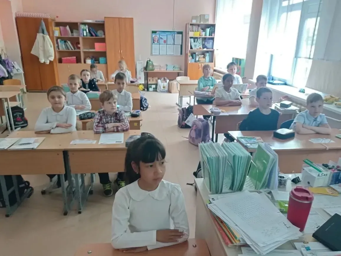 В 1 «А» классе в рамках недели здорового питания прошел классный час на тему: «Витаминн...