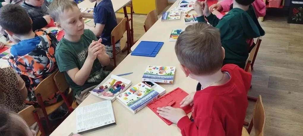 Ребята из старшей и подготовительной групп с увлечением занимались лепкой. Юные мастера...