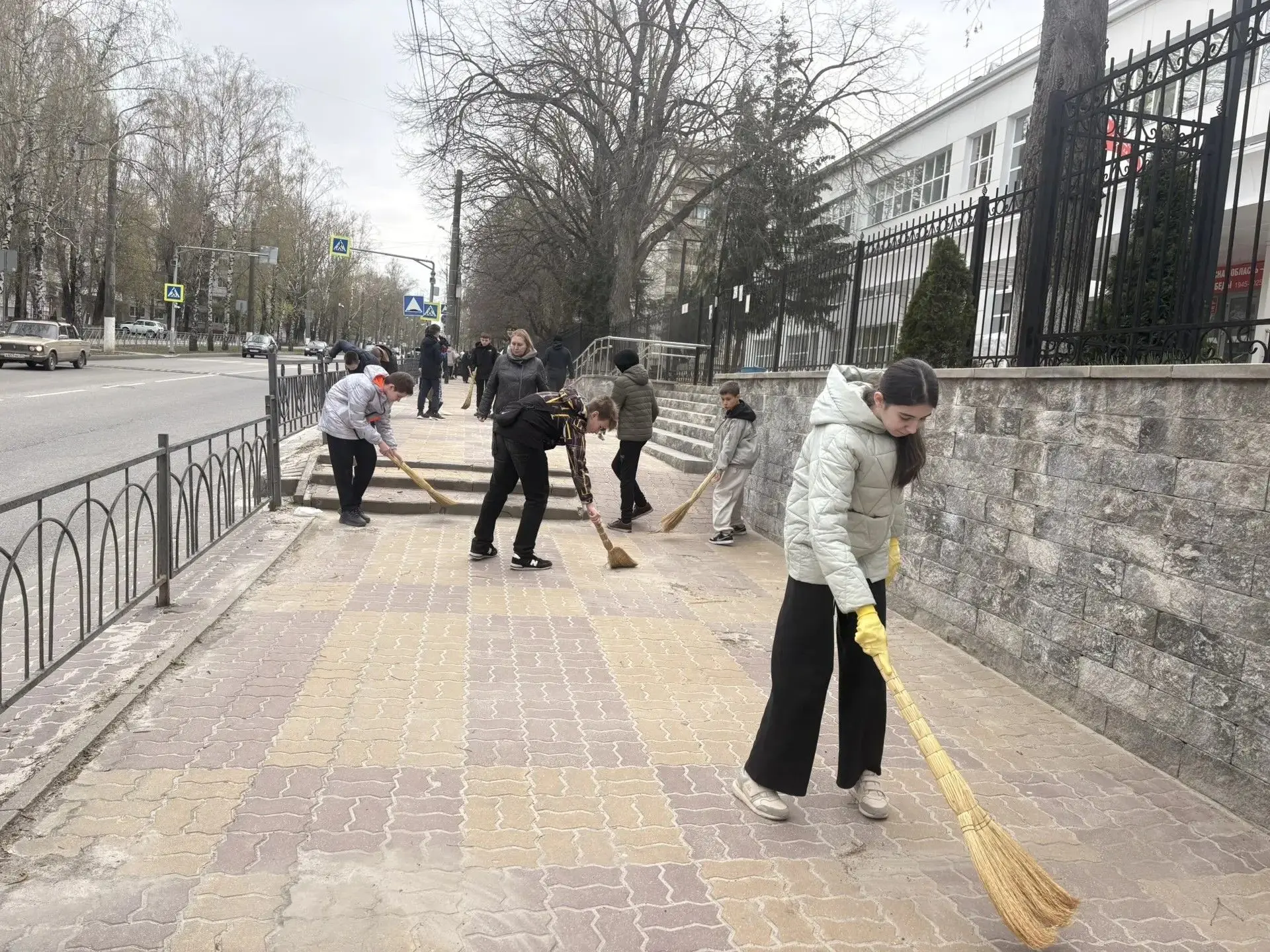 23 апреля в субботнике приняли участие обучающиеся 6 "Г" и 6 "В" класса (классные руководители: Стре