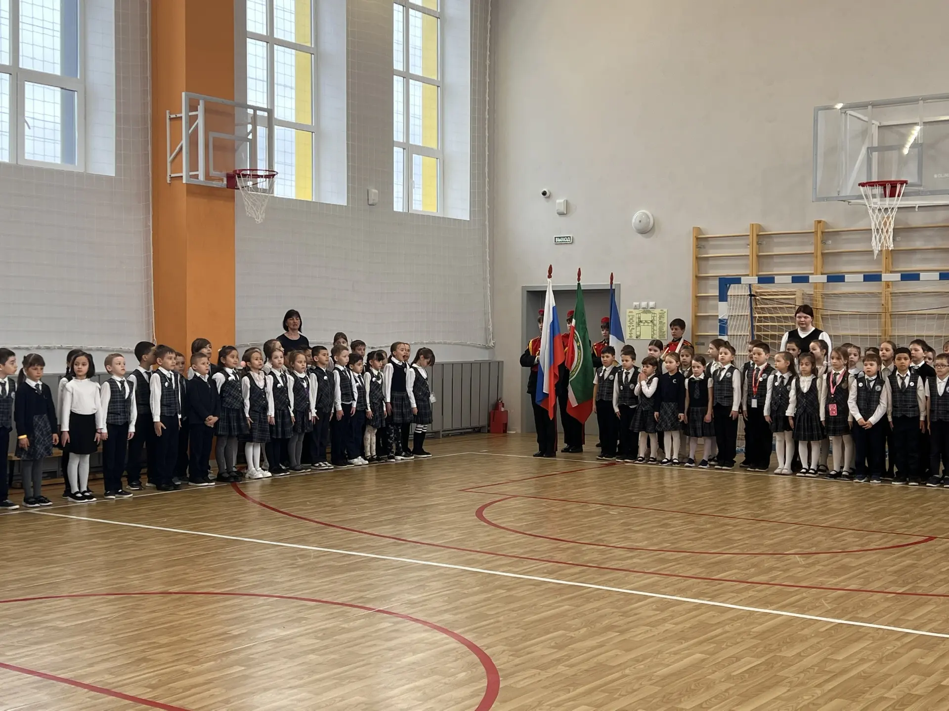Каждое утро понедельника в нашем лицее начинается с торжественной линейки, на которой выносятся флаг