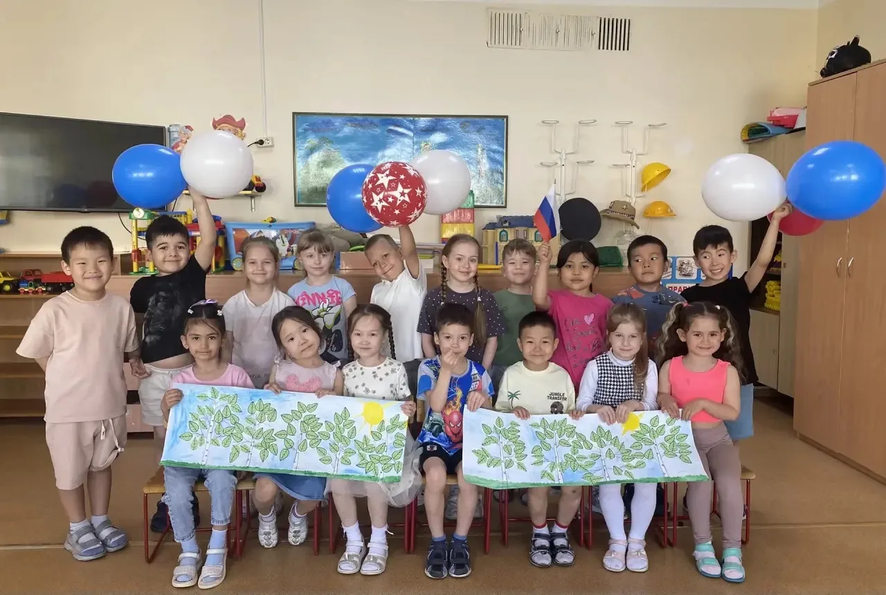 Нет края на свете красивей!
Нет Родины в мире светлей!
Россия, Россия, Россия
Что может быть сердцу 