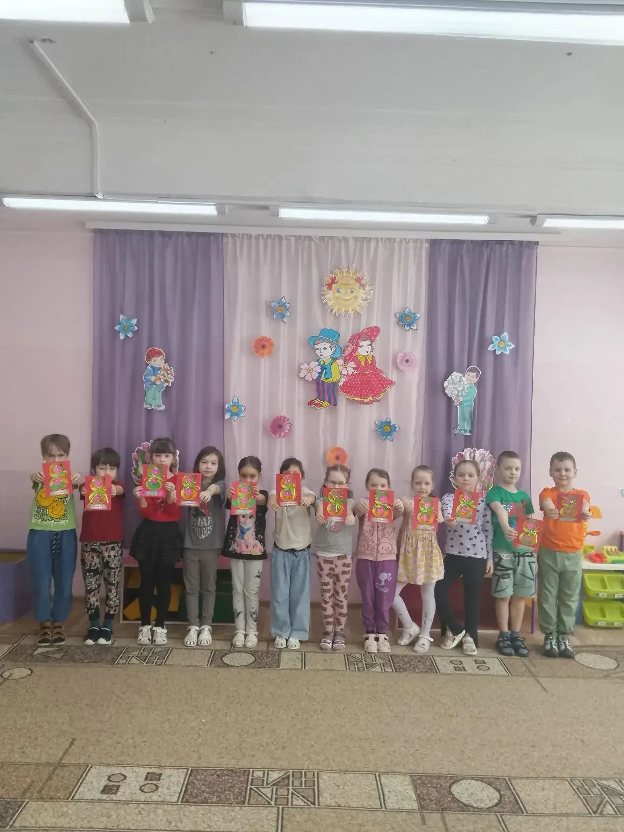 8 Марта — праздник дам.
Поздравим бабушек и мам,
Воспитателей, сестренок
И подруг своих ― девчонок!
