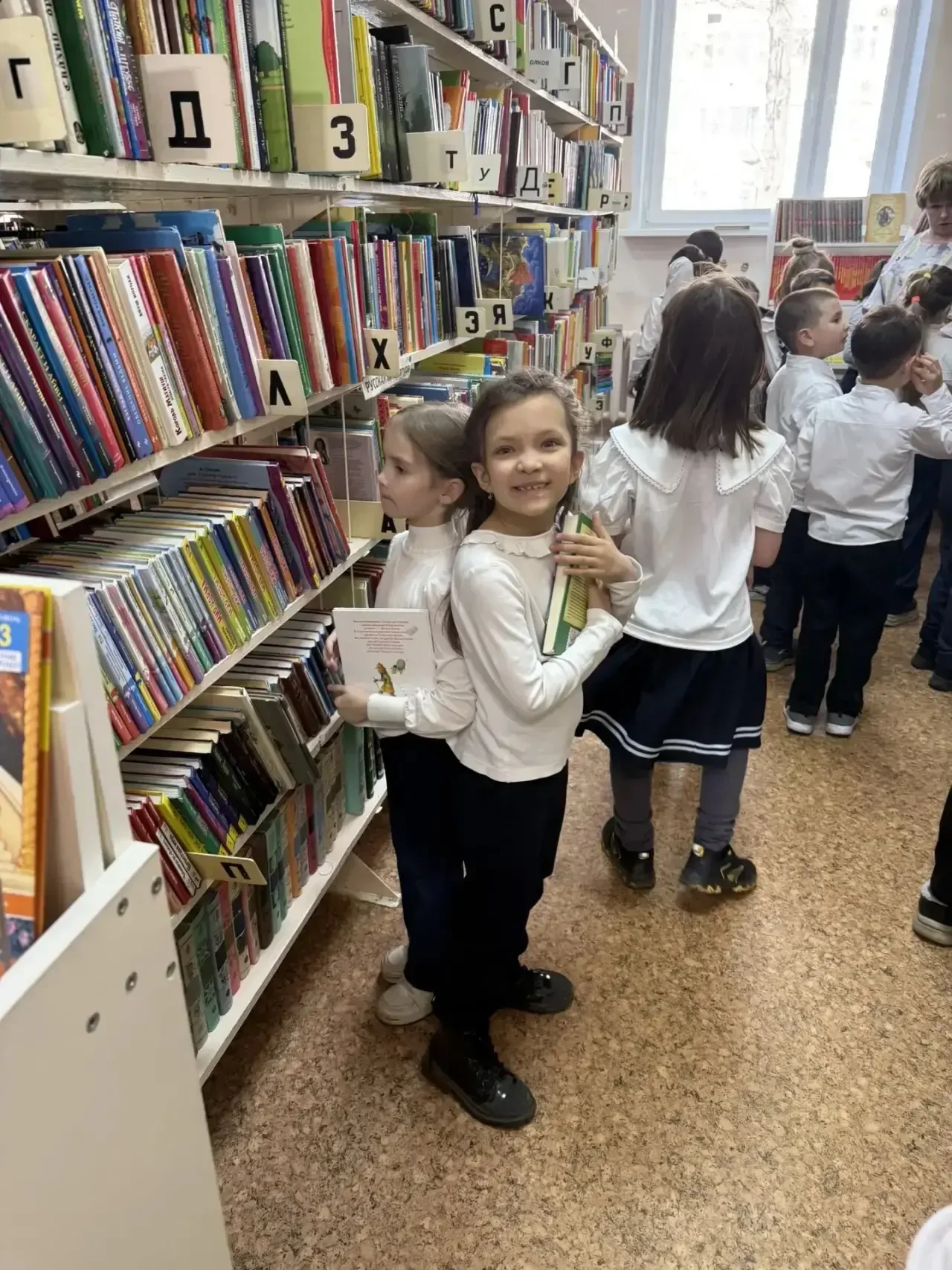 Сегодня дети из 1 «В» совершили увлекательное путешествие в мир книг, посетив библиотеку. Ребята не 