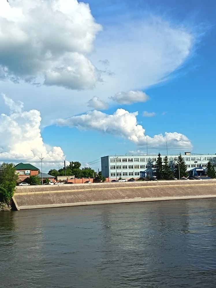 Нижний ярус набережной полностью освободился от воды и нуждается в капитальной уборке

Рыбаков это н