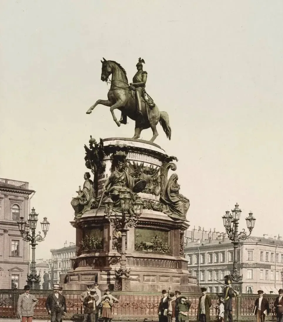 4 июля 1859 на Мариинской (теперь — Исаакиевской) площади установили на пьедестал конну...