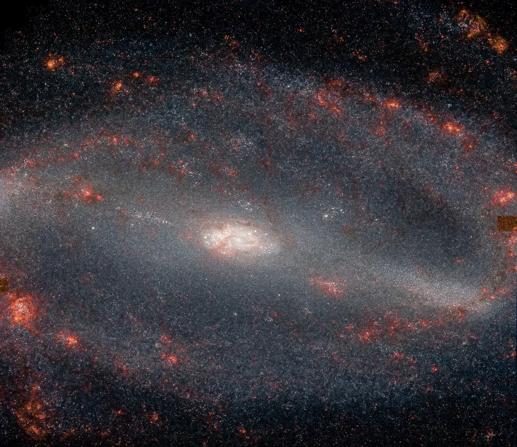 На изображении представлена спиральная галактика NGC 4100. Она расположена в созвездии Большой Медве