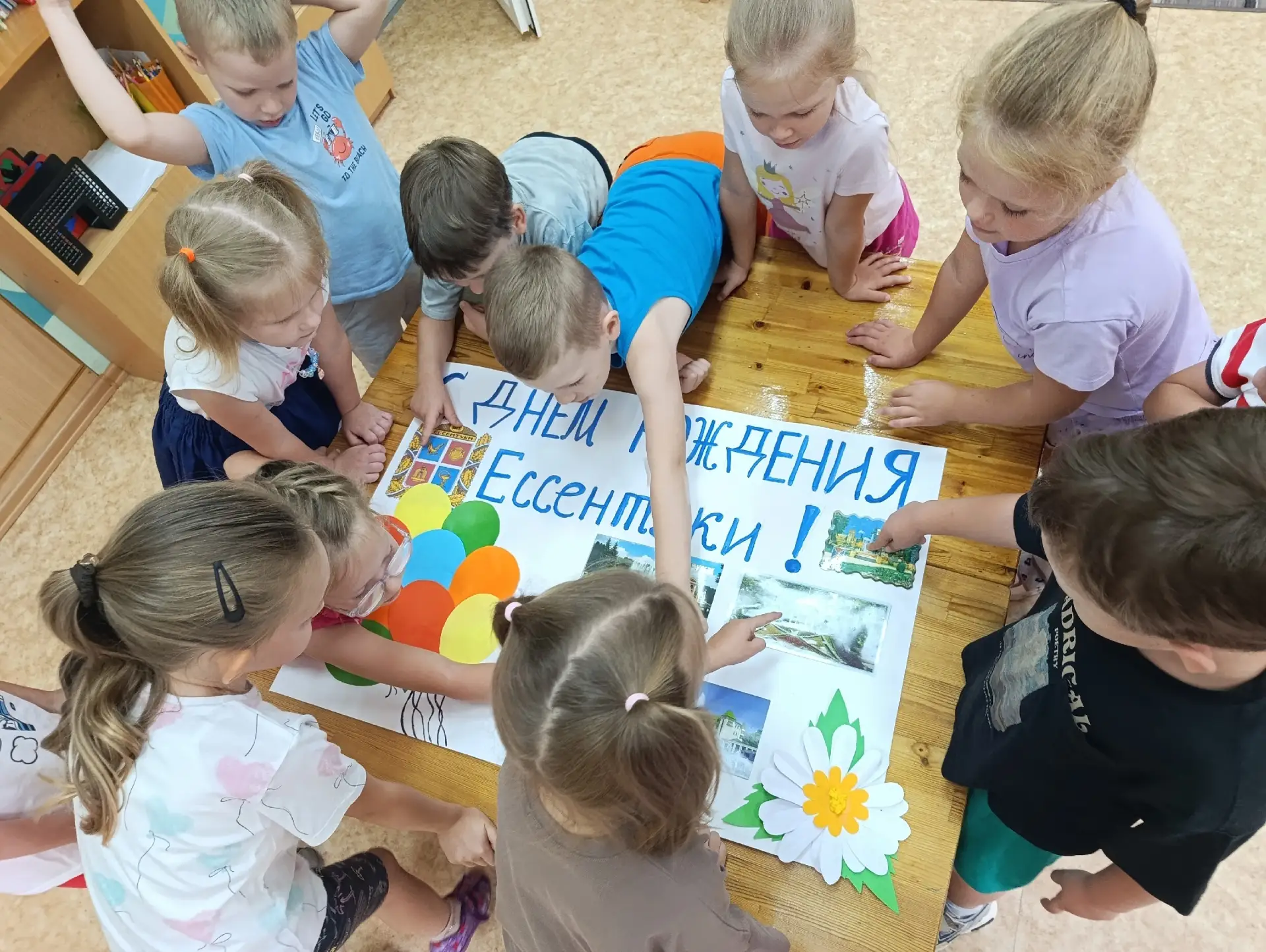 Ребята старшей группы подготовили ко дню рождения города Ессентуки поздравительную стен...
