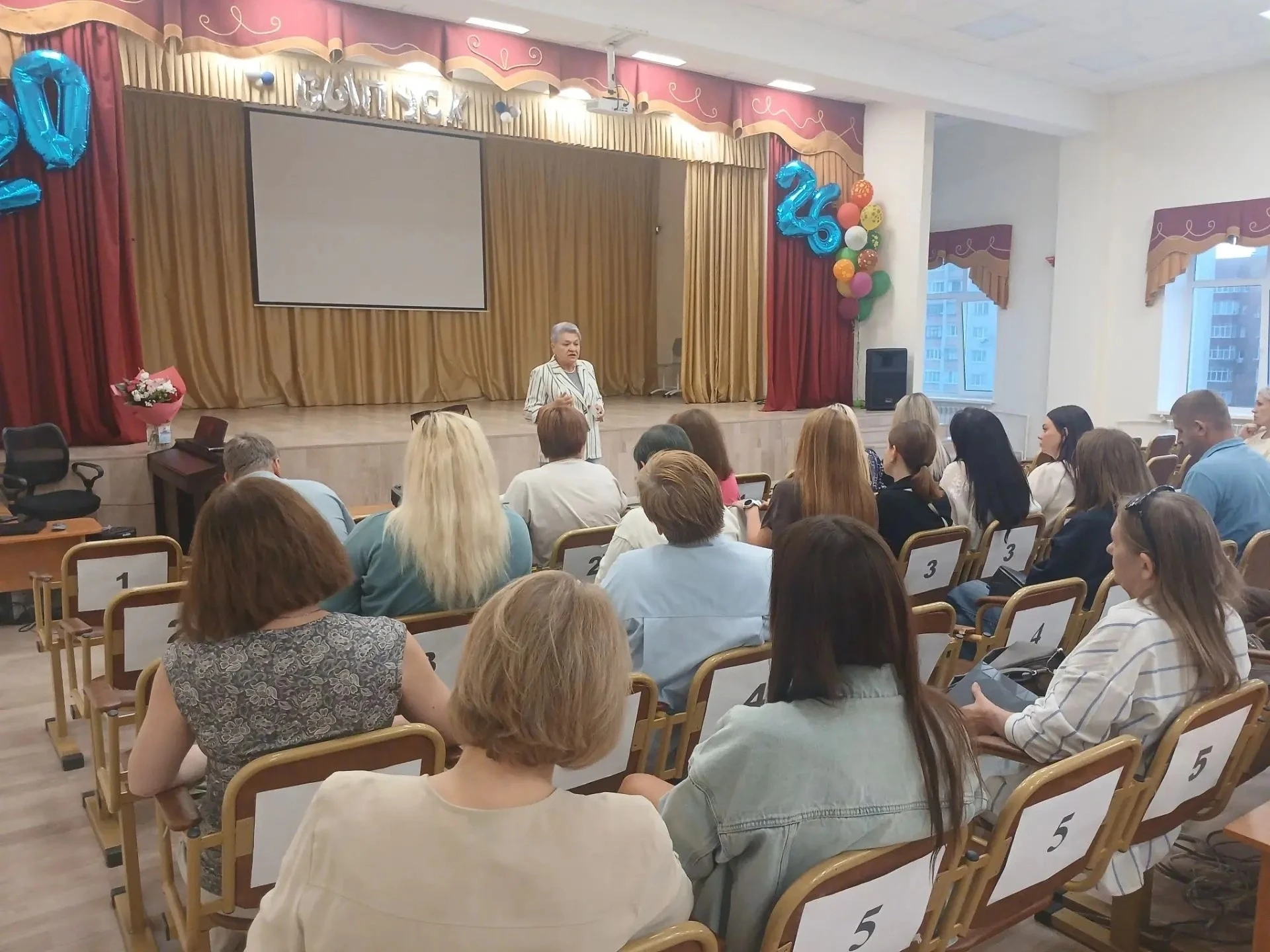 🤝 Перспективы будущего: руководитель ЦОПП выступила на родительском собрании в Лицее №6.