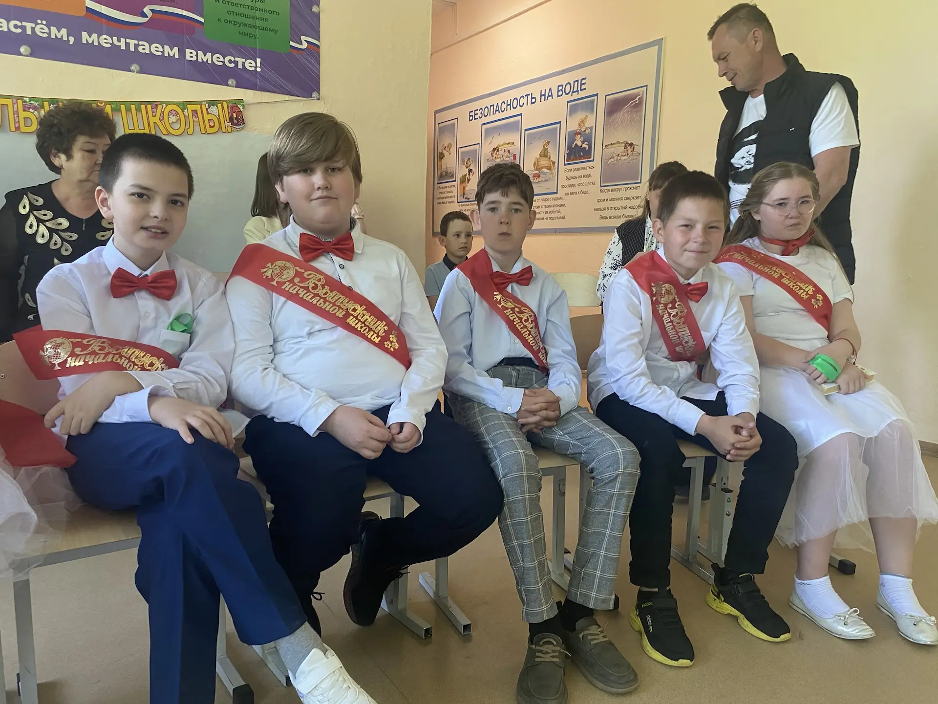 🎉 Торжественный выпускной в начальной  школе! 🎉
