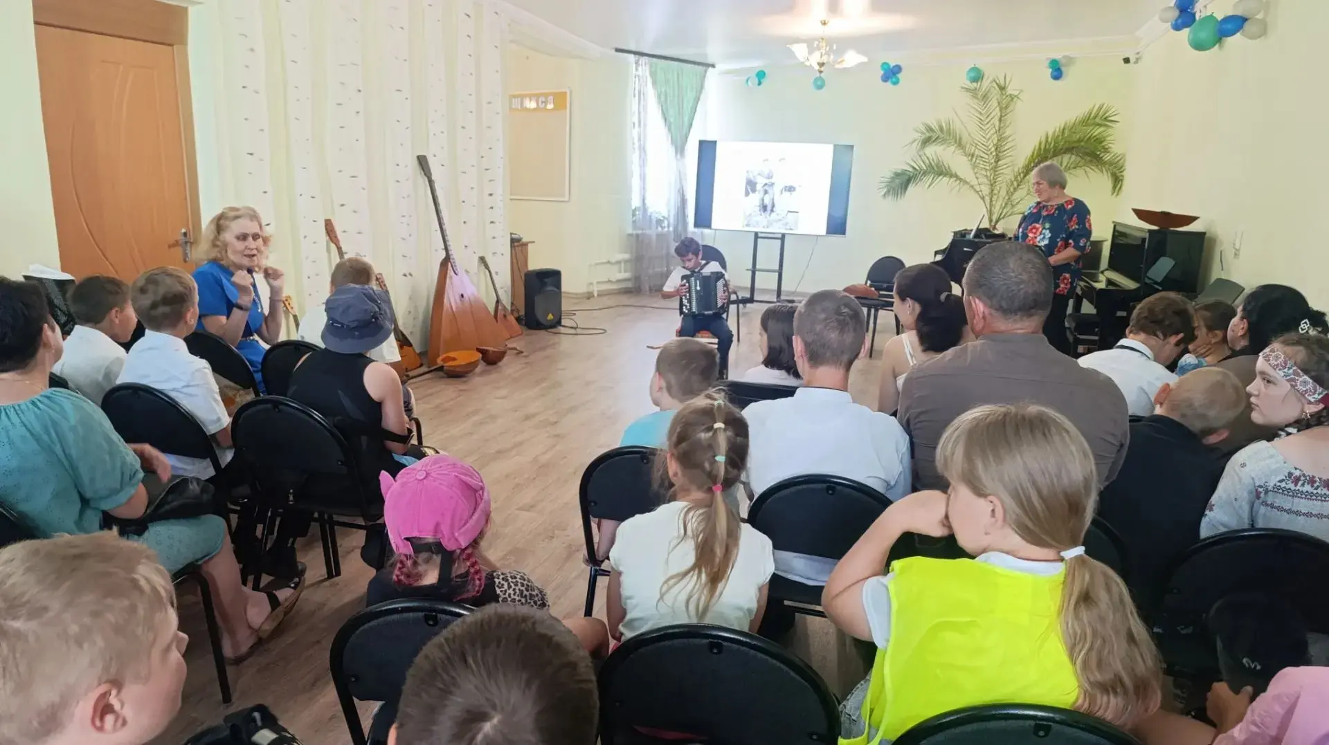 ✨23 июня «День балалайки» - праздник, посвящённый одному из символов русской культуры. 

В честь это
