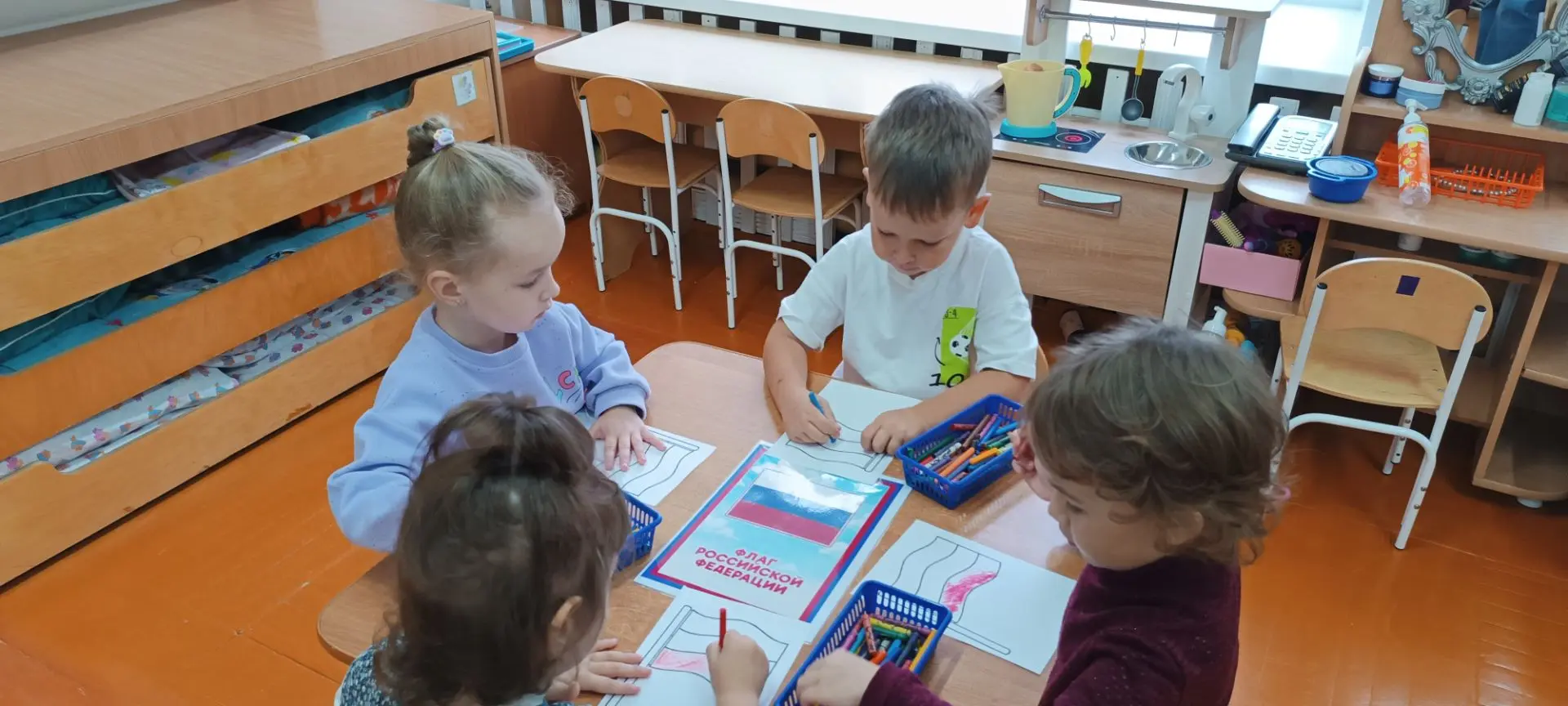 В группе "Золушка" проводилась беседа, посвященная государственному флагу. После обсужд...
