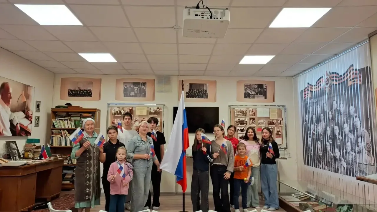 22 август - Россия Федерациясенең бәйрәме- Флаг көне. 1994 елда урнаштырылган бу дәүләт...
