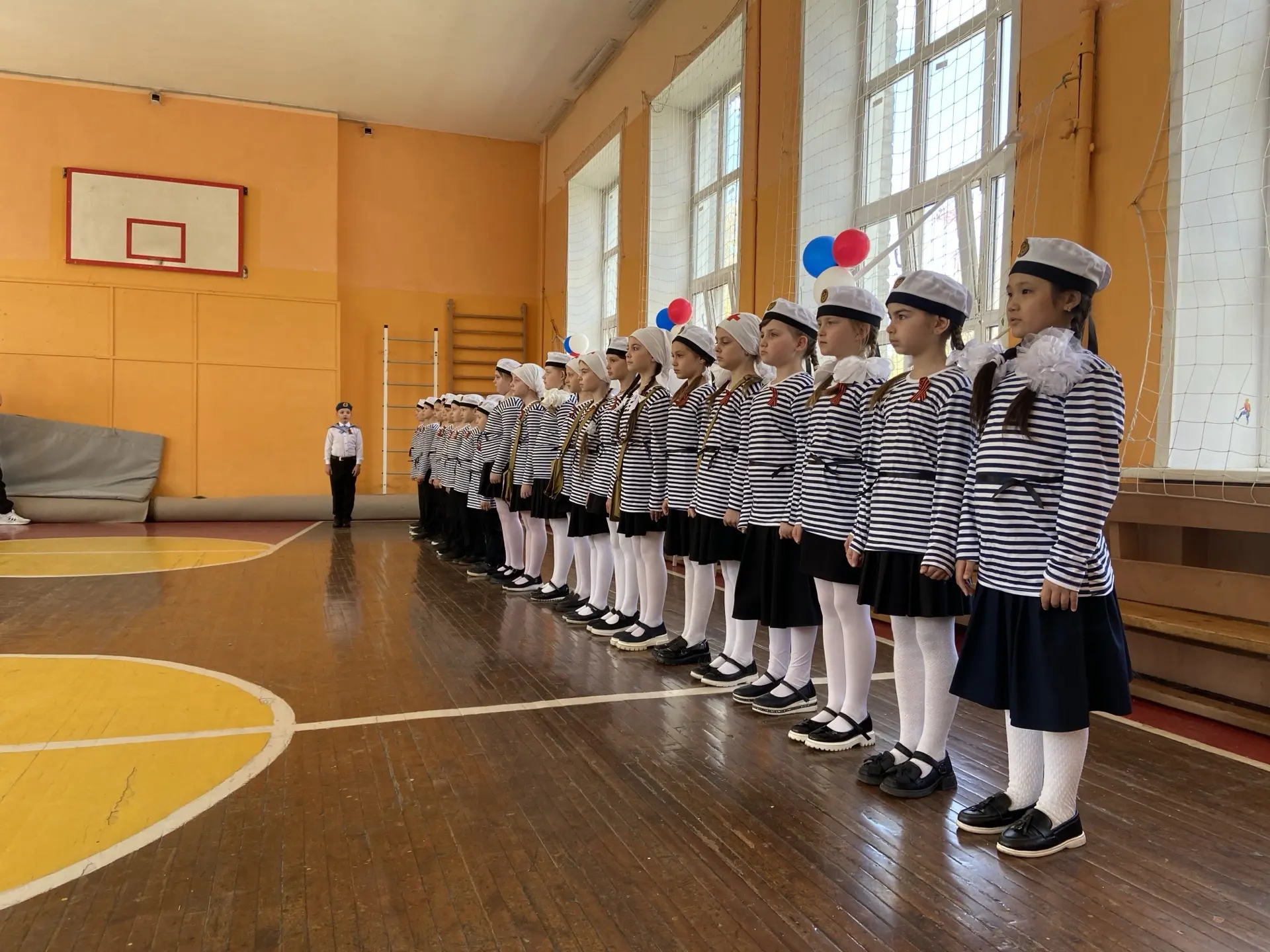 7 мая в школе прошёл традиционный конкурс-смотр строя и песни «Поём о славе России»🇷🇺   В смотре при