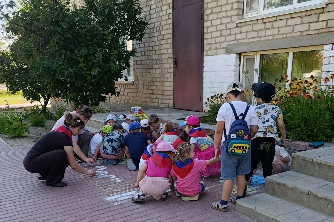🖍️🎨 Мир глазами детей: рисуем Родину на асфальте! 🇷🇺✨

Территория нашего детского сада сегодня п
