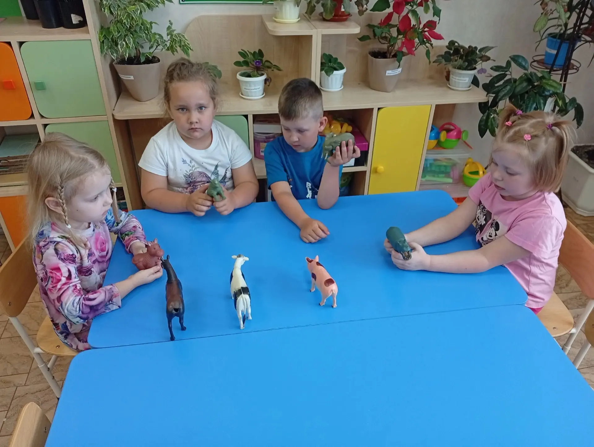 👭Сегодня мальчишки и девчонки средней группы беседовали о животных леса🌳 , о безопасном поведении 