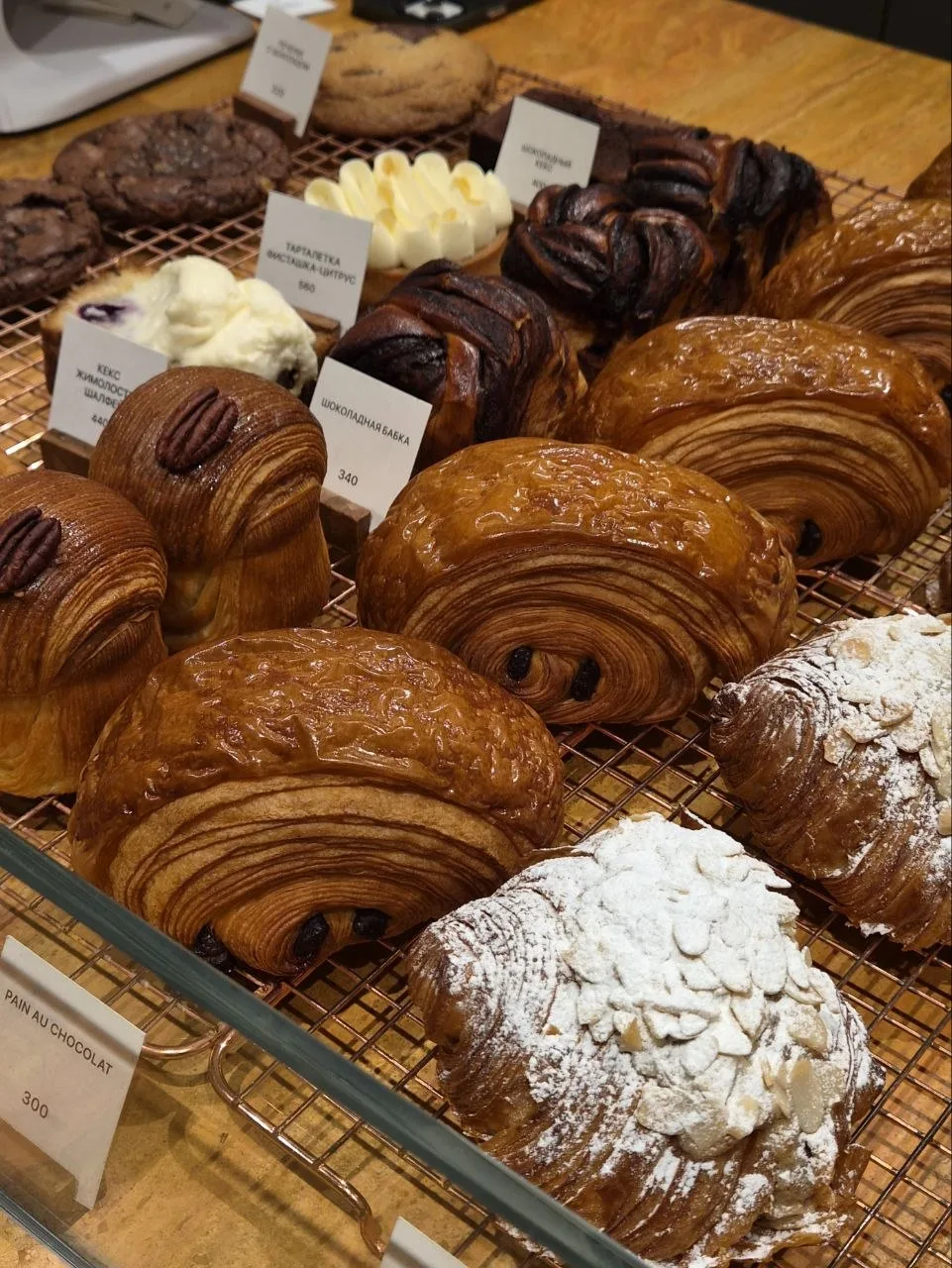 ABC Roasters: свежая выпечка, комфортная еда и коктейли

Московский бренд открыл первую петербургску