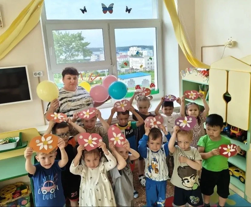 ✨ Тепло маленьких ладошек: поздравляем наших мам с Днём семьи, любви и верности! ✨
