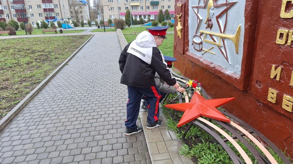 Казачата на страже памяти: лицеисты Шестого прикоснулись к истории    Пятница. На улице дождь, но и 