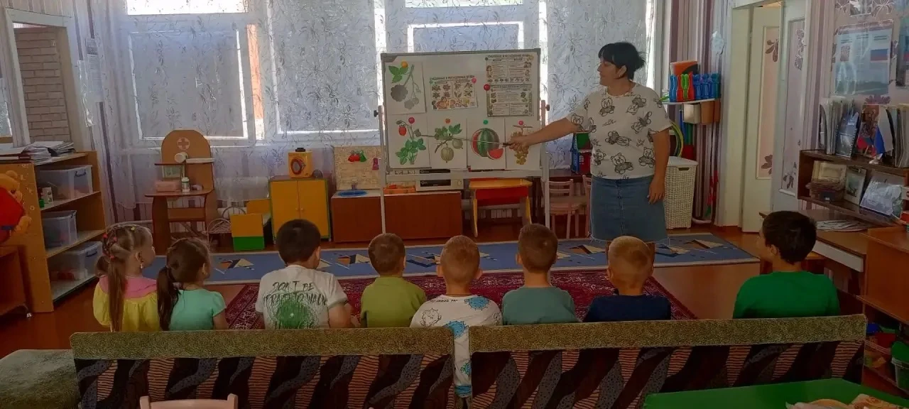 В средней группе √10 "Звёздочка" была проведена познавательная беседа "Витамины на столе". Ребята пр