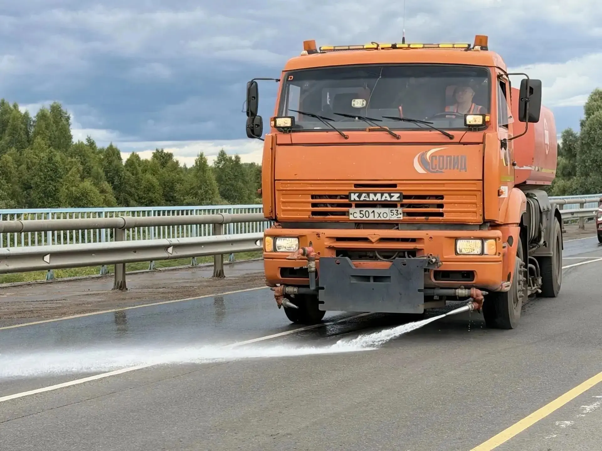 По поручению главы региона🛣

В селе Бронница сегодня велись масштабные работы по приведению автодор