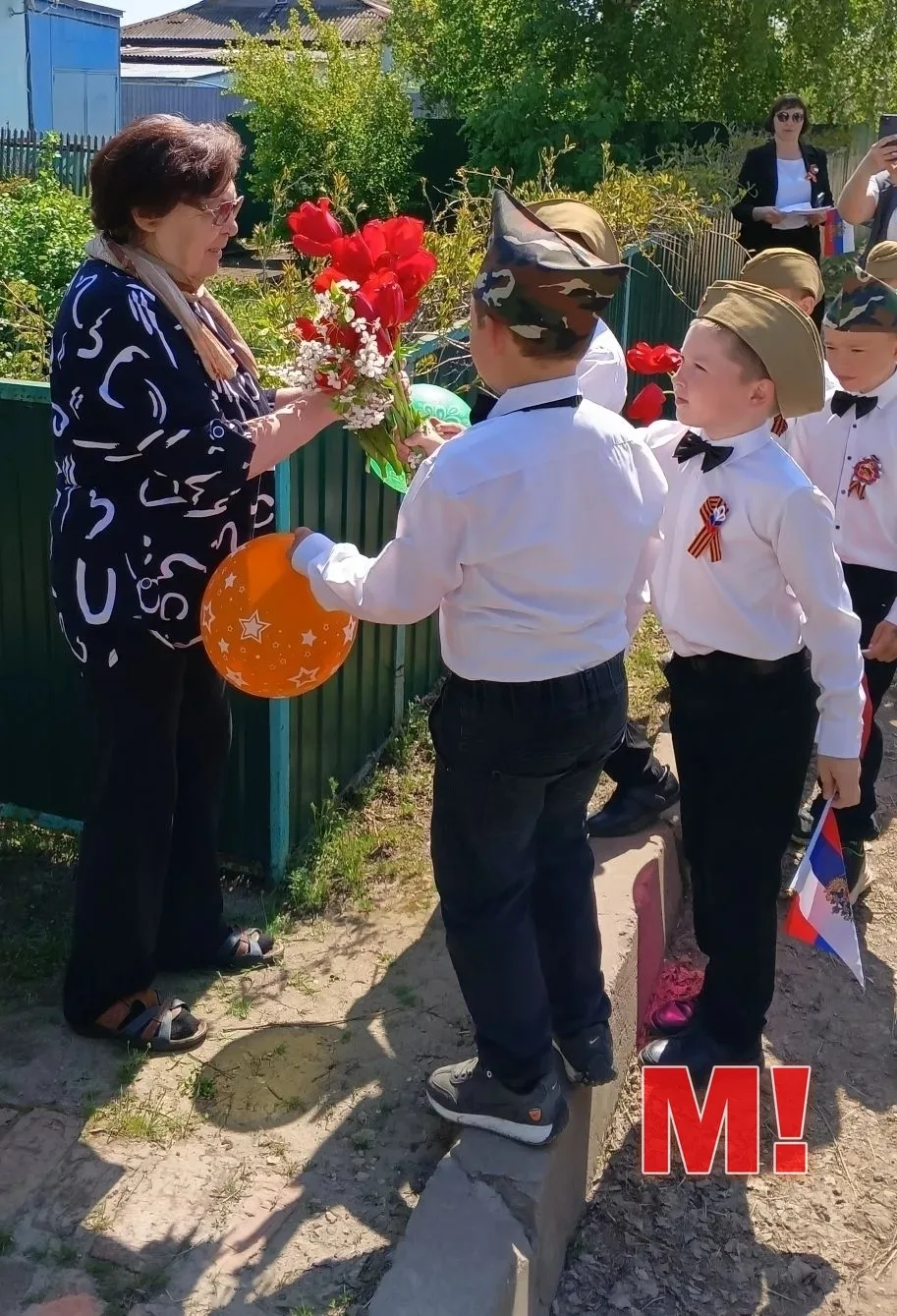 Волонтеры  школы п.Колос Марксовского района активисты "Движения первых" поздравили пожилых односель