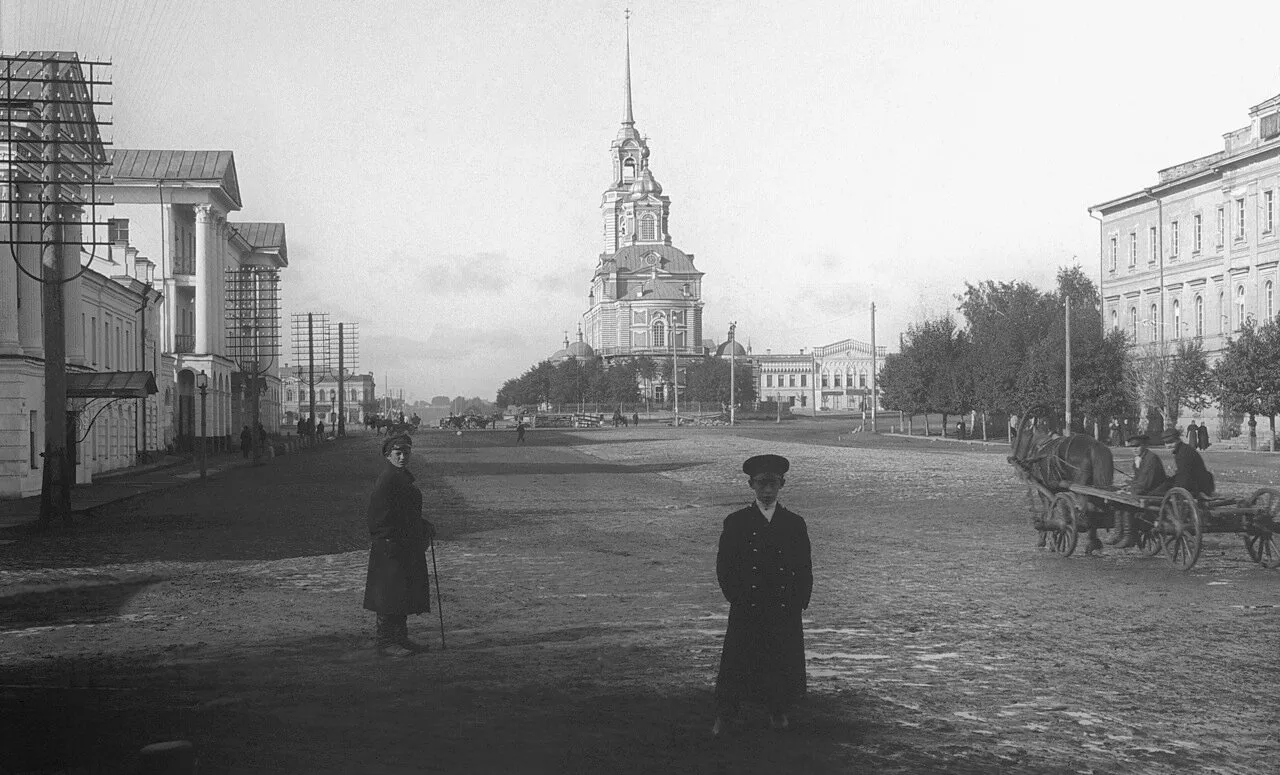 📸 Предлагаем ознакомиться с архивной и современной фотографиями Екатеринбурга!  ▫️На черно-белой фот