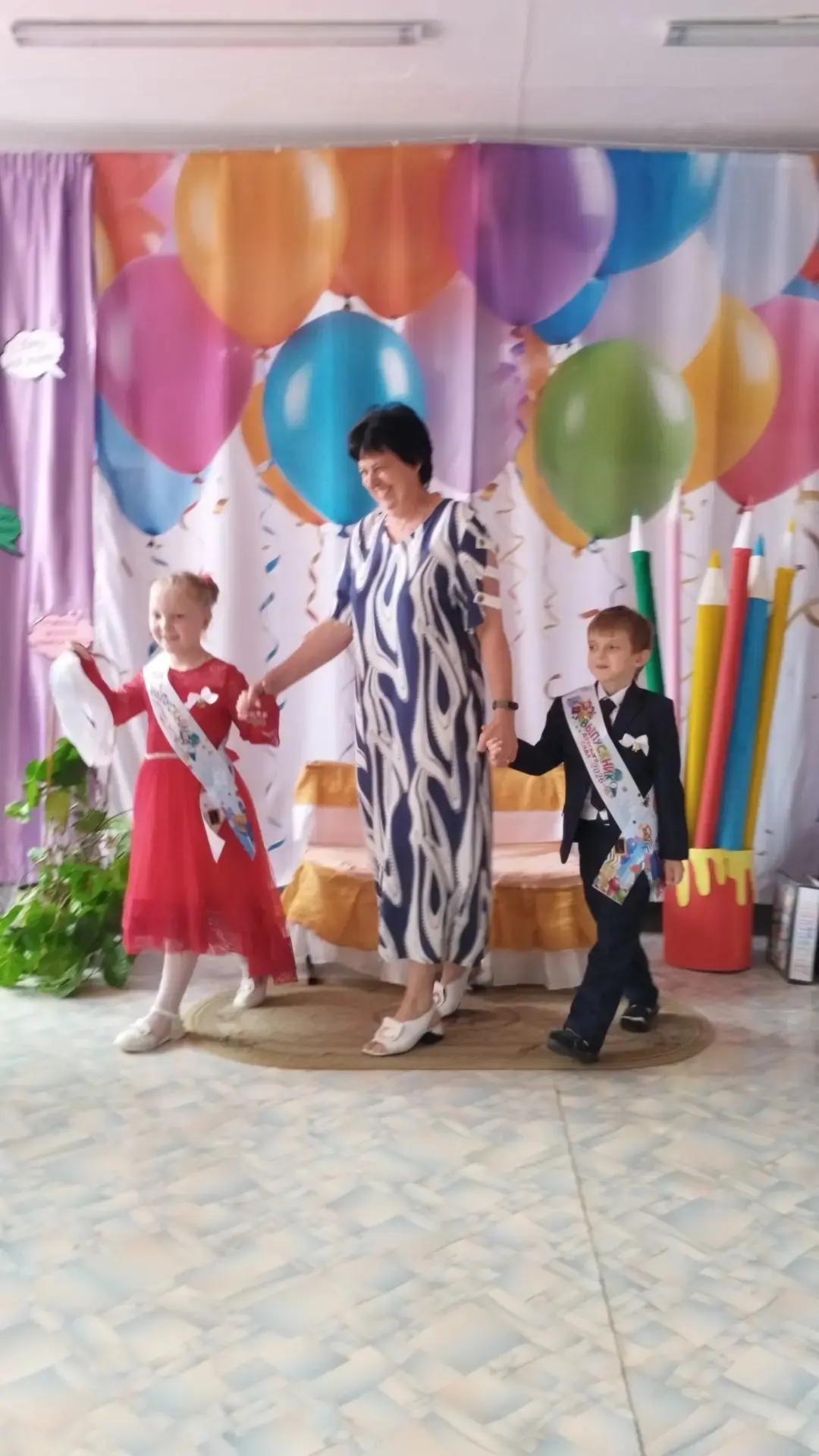 Смех, радость,трогательные моменты, песни,стихи, танцы, слезы расставания,звон колокольчика, 
сказоч