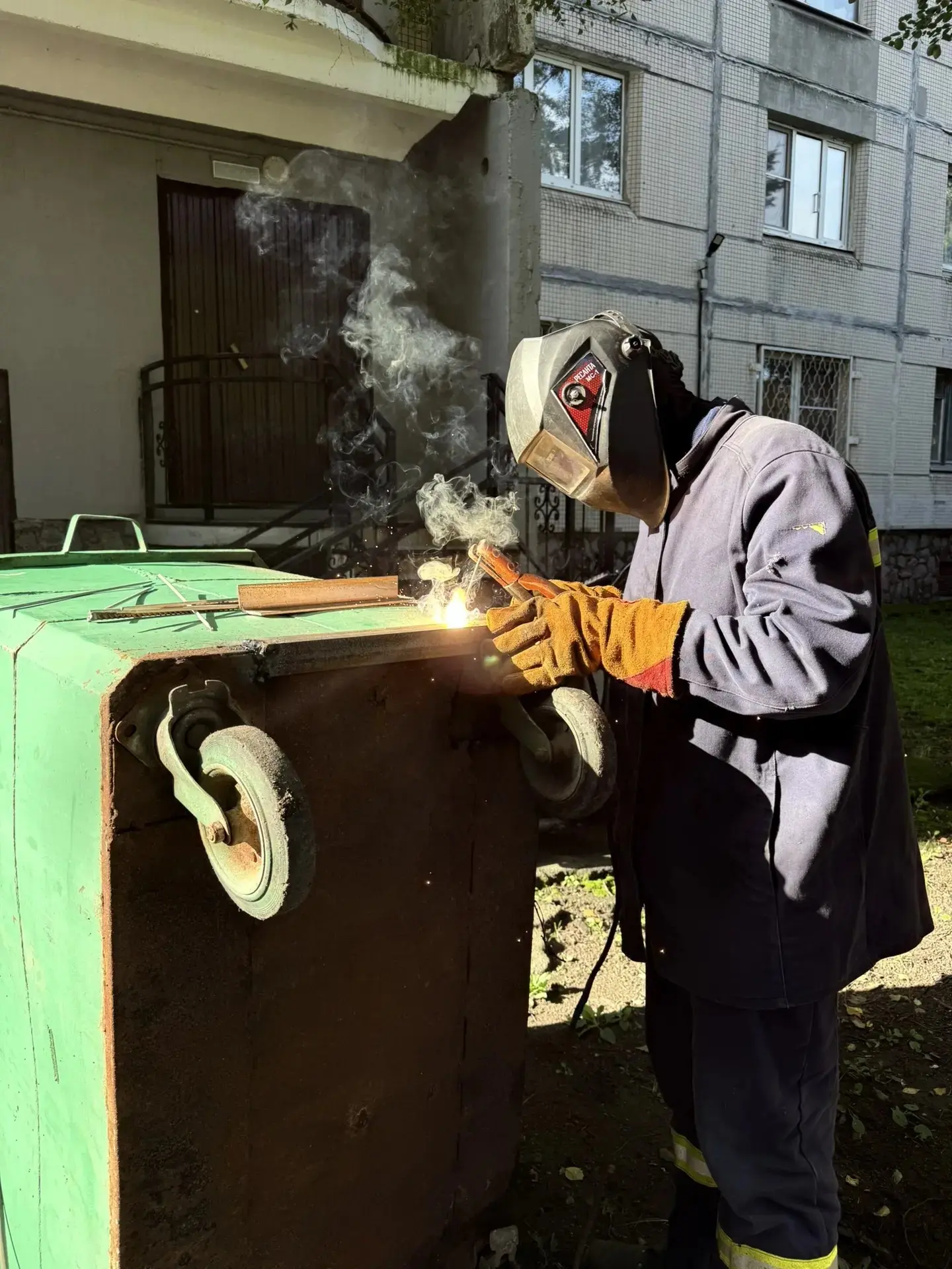 Падение тяжёлых предметов не щадит никого. Даже мусорные баки 😅