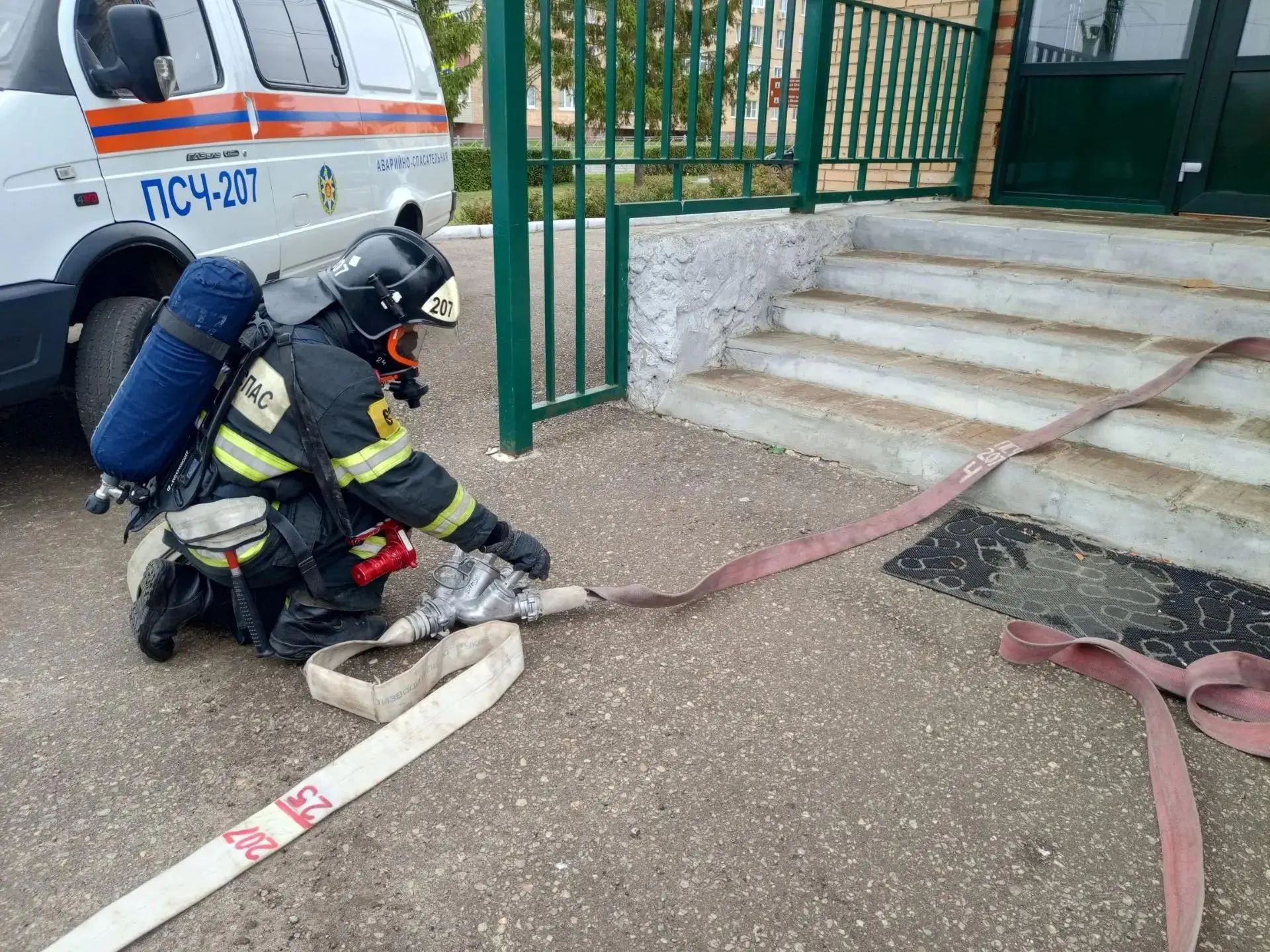 Сотрудники «Мособлпожспаса» ликвидировали условный пожар в школе искусств в Серебряных ...