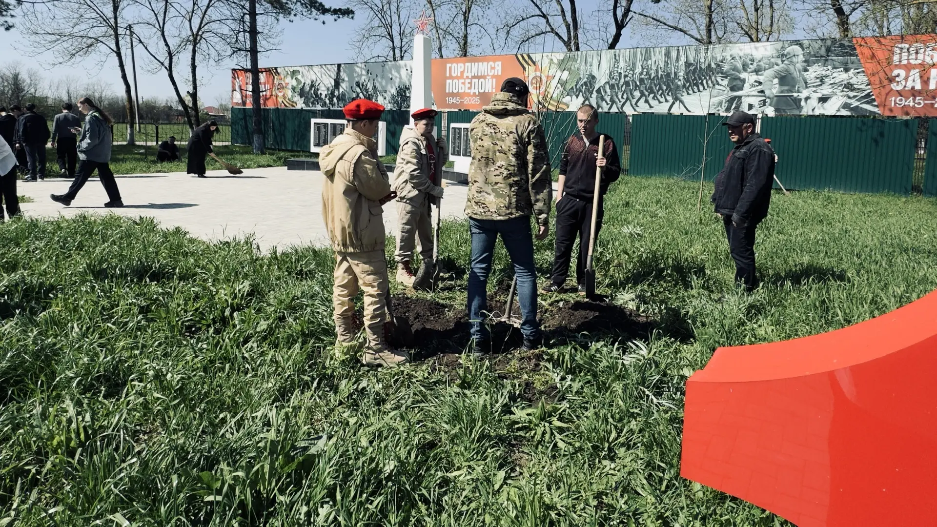 ✨ Ассоколайская школа присоединилась к месячнику по благоустройству! ✨