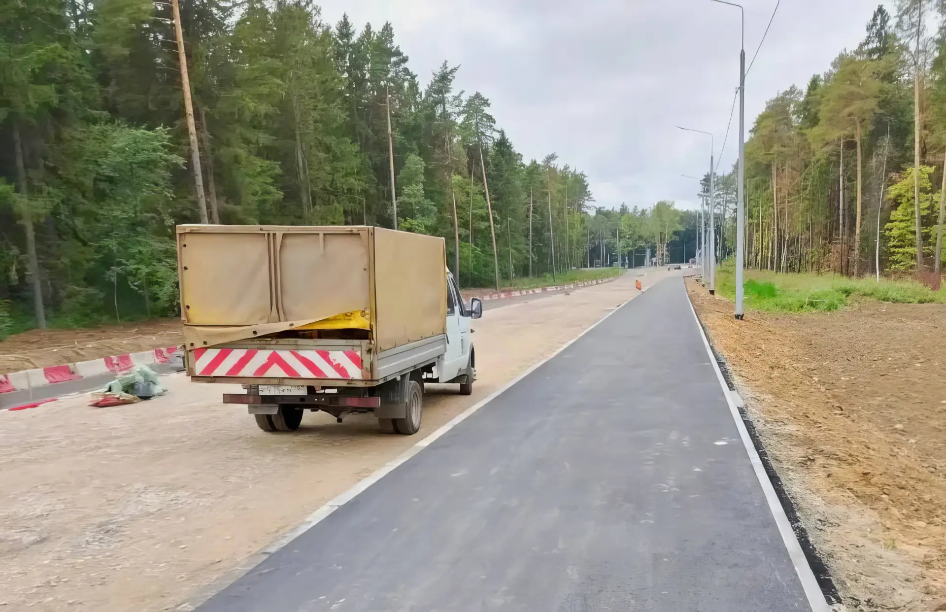 🛣️️ НА УГОЛЬНОЙ В МЫТИЩАХ НАЧАЛИ УКЛАДЫВАТЬ АСФАЛЬТ