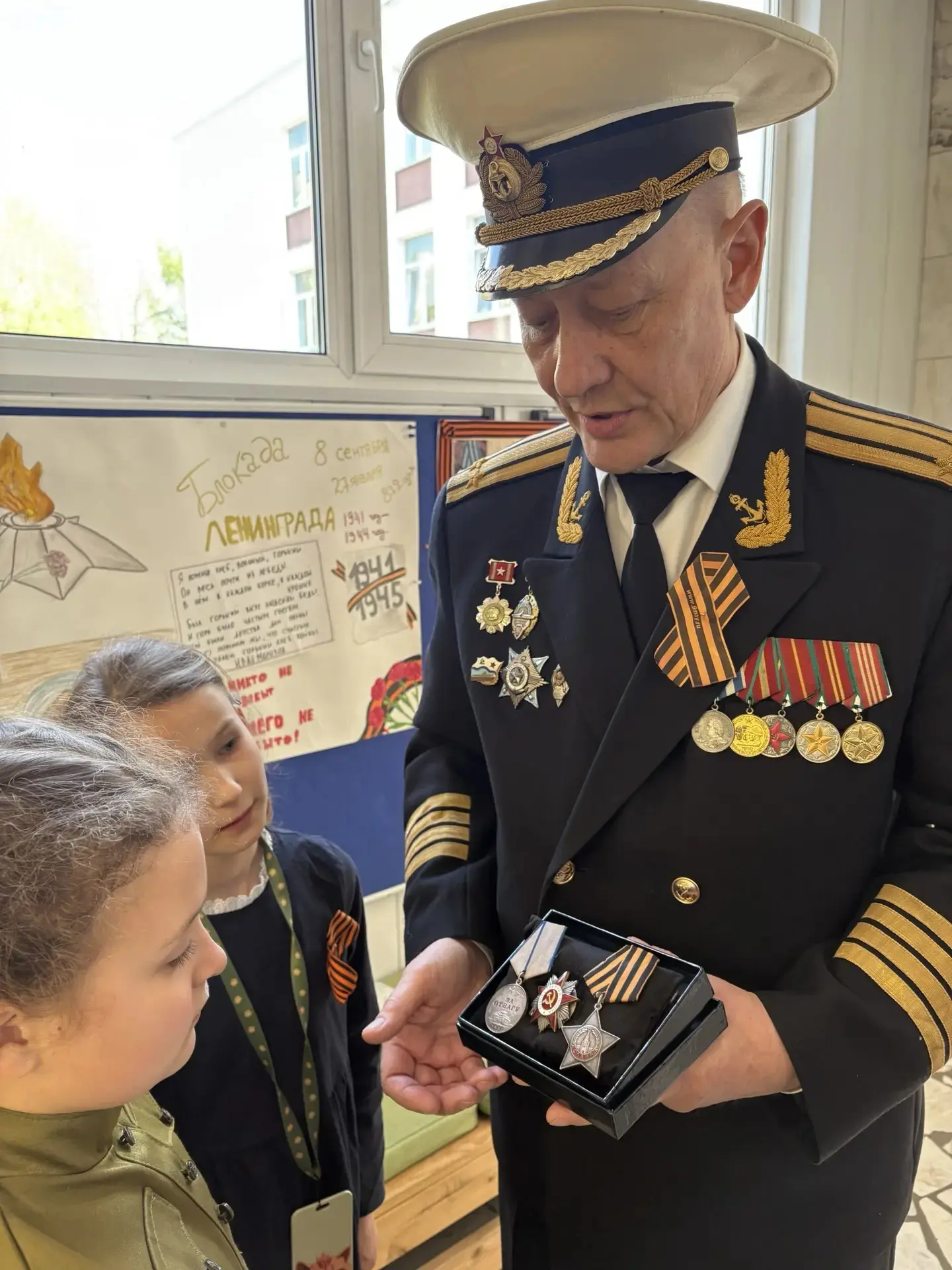 Память сердца ❤️  В школе на Кржижановского прошло праздничное представление «Память сердца» — трепе