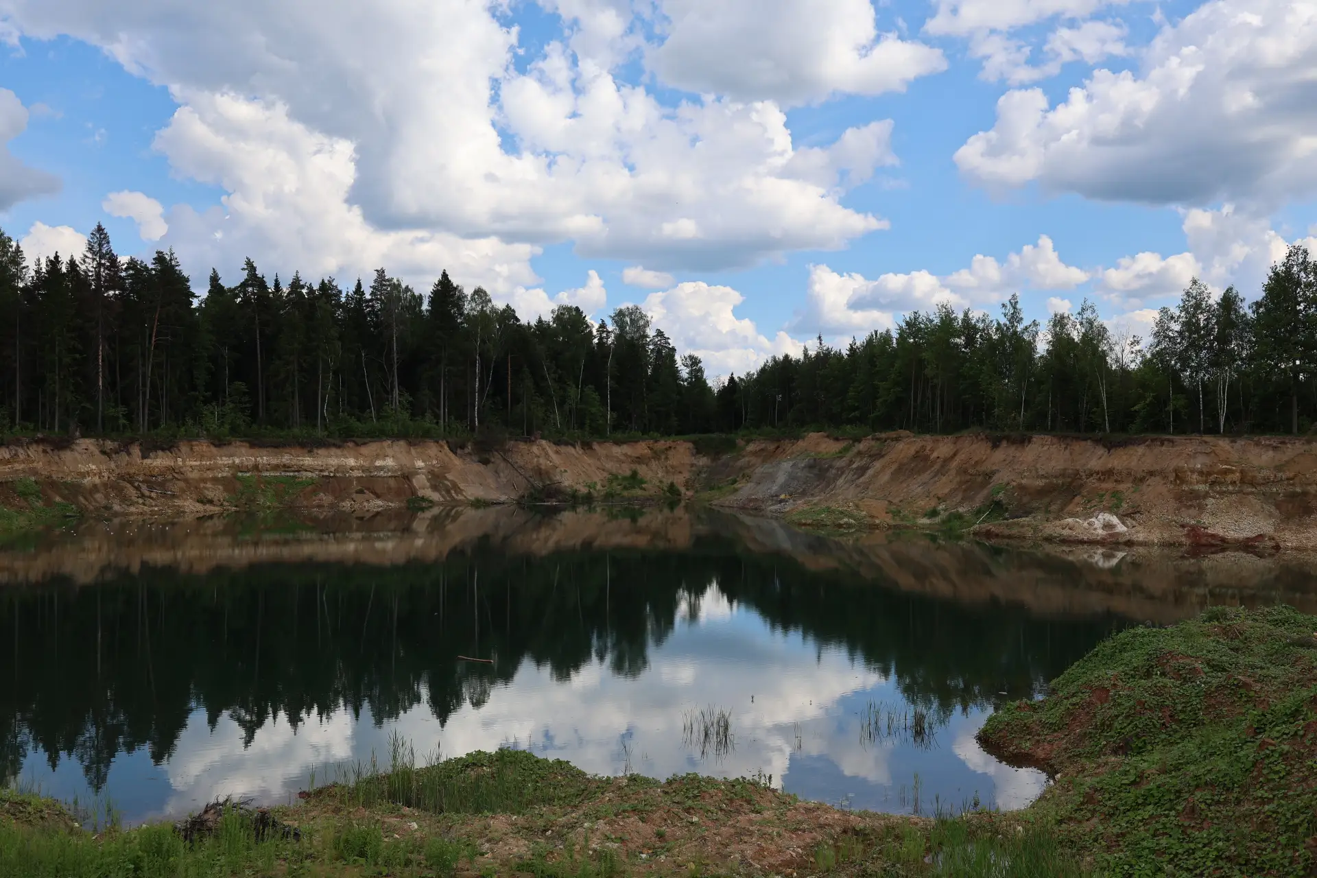 Я не сильно любитель купания в непонятных водоёмах, но ранним утром, когда только верши...