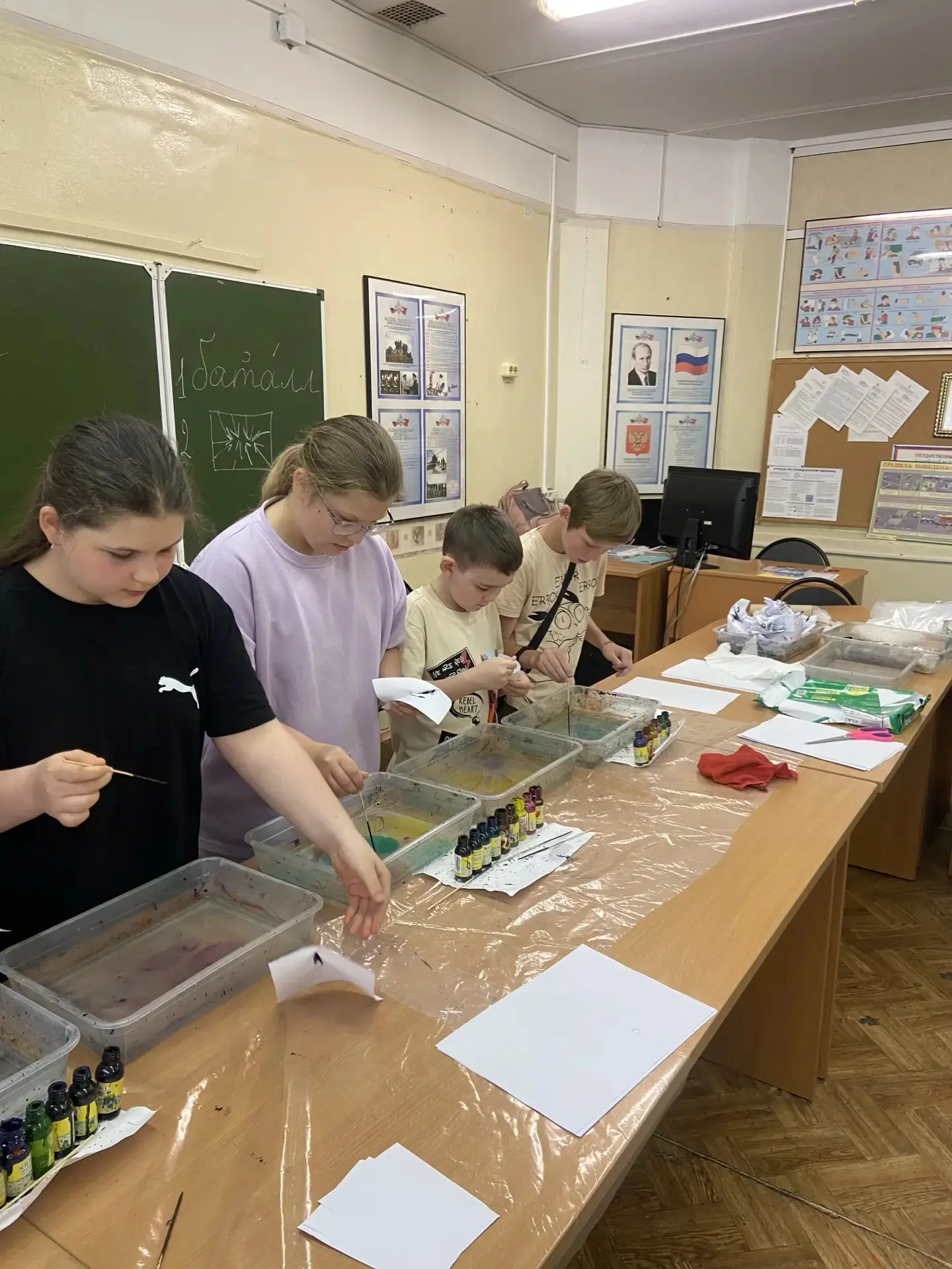 Ребята пришкольного лагеря «Страна чудес» окунулись в волшебный мир рисования красками на воде.