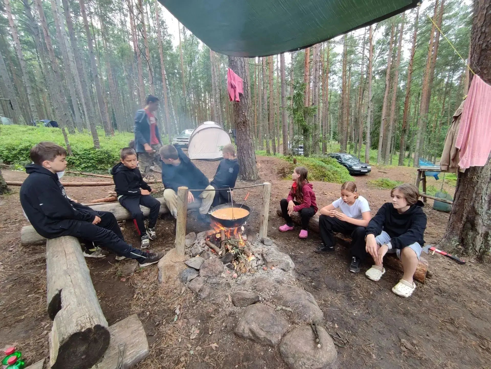 Лето Дарины Кротко из 5 «А» — это настоящий марафон крутых навыков! 

🌲🔥 Она ходит в походы, масте