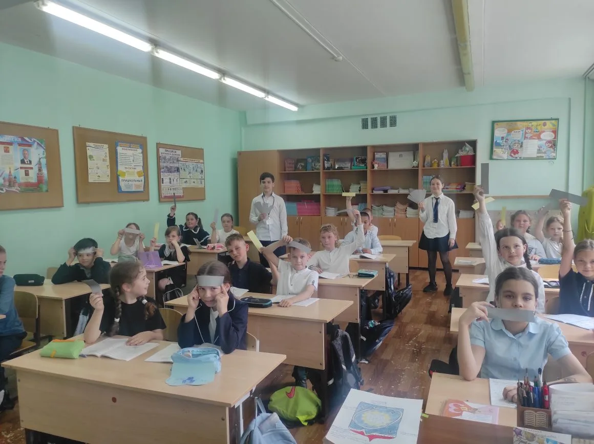 21 мая участники нашего школьного отряда ЮИД «Зелёный свет» посетили учеников 3 «Б» класса с важной 