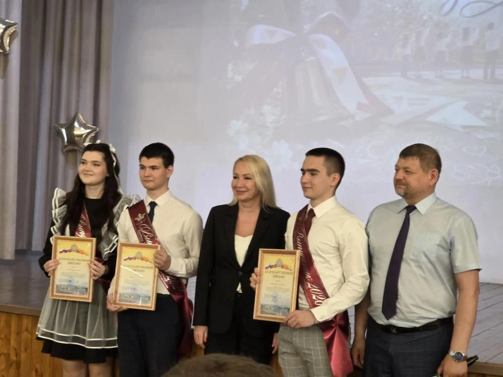 🎒🛎️ Прощай, школа! В Чебоксарах прозвенели последние звонки для выпускников  В школах Чебоксар состо