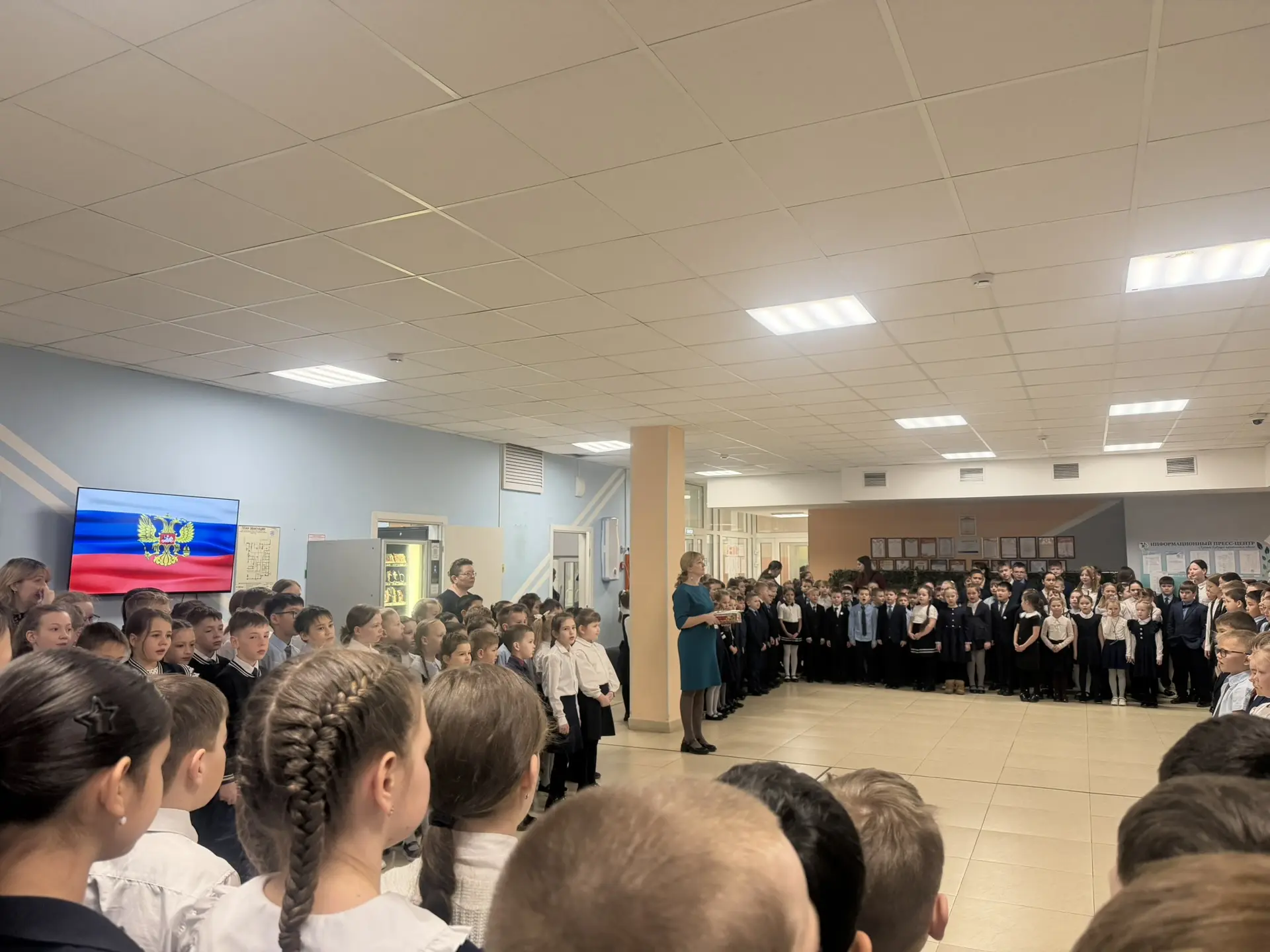 ✨ Сегодня, наш день начался с особой атмосферы — прошла традиционная линейка с исполнением гимна Рос