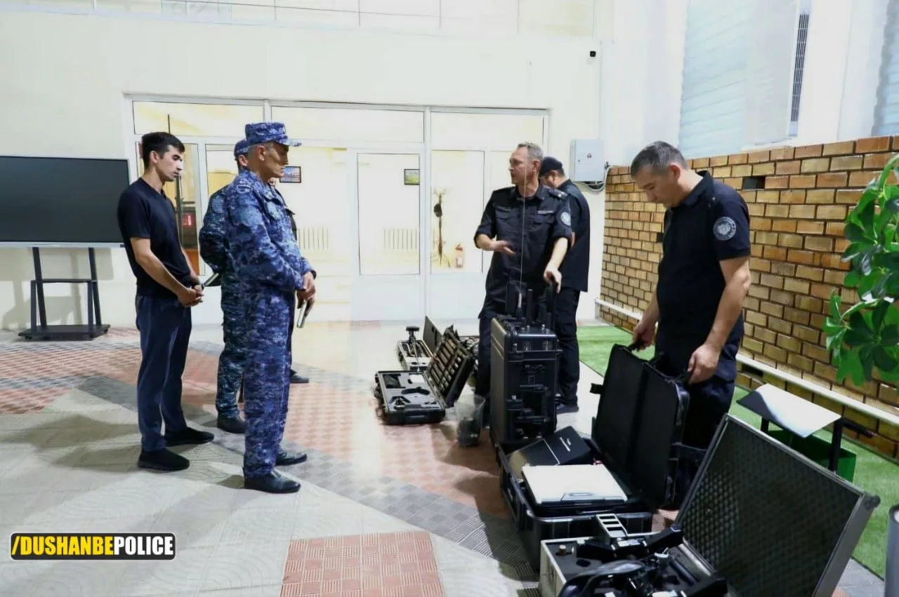 👮🏻‍♂️ Таджикские взрывотехники перенимают опыт узбекских коллег.

Вместе с кинологами отряда спецн