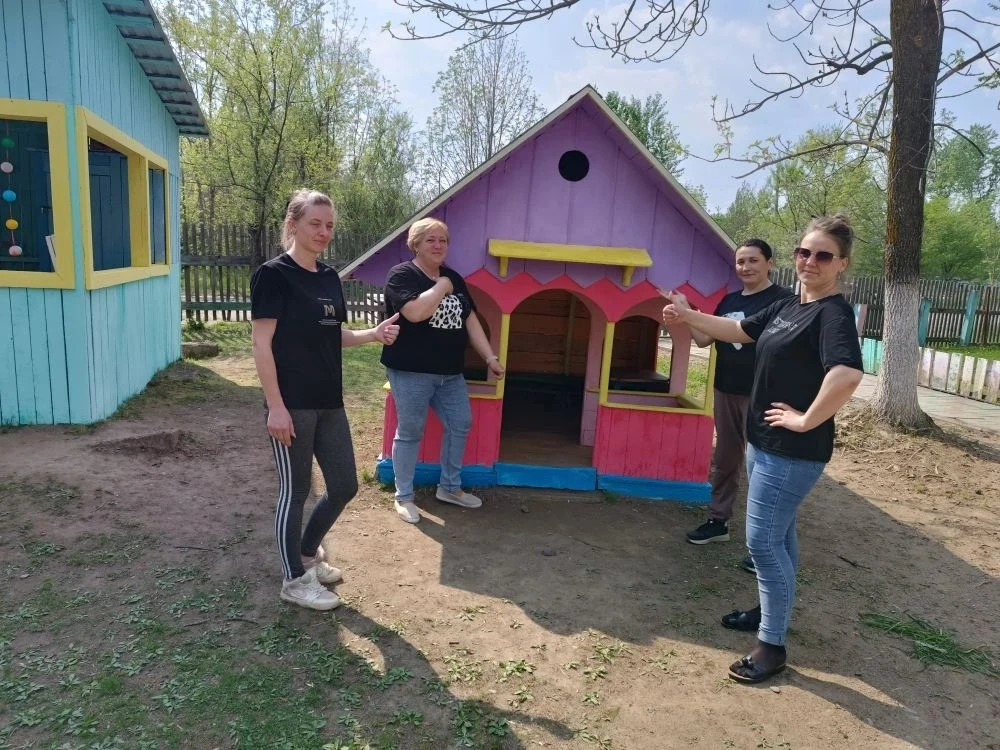 Покраска участка группы " Теремок"
