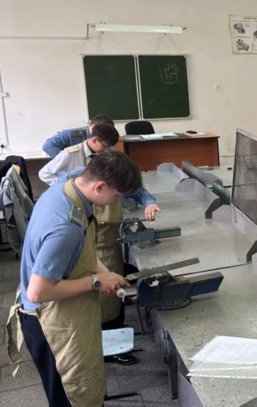 🔧🔨 В мастерской — будущие профи! 👨‍🏭  Учебная практика студентов УУКЖТ ИрГУПС (специальность ЭПСл) п
