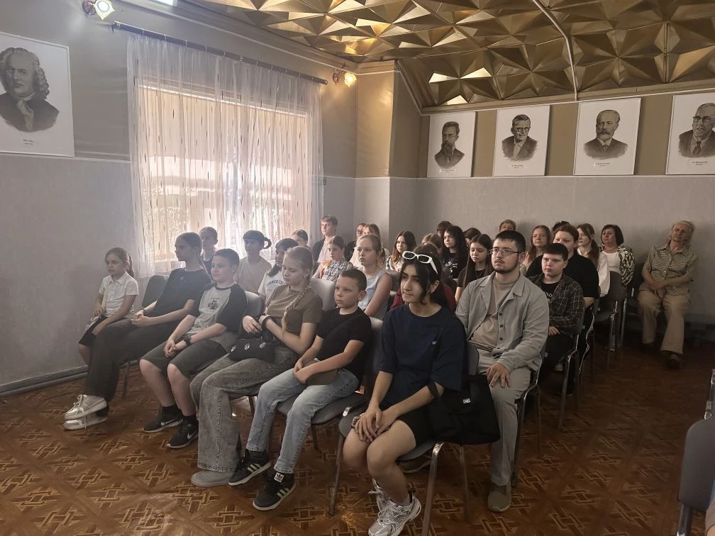 20 мая в Еланской детской школе искусств для учащихся старших классов состоялась лекция концерт   «Ж