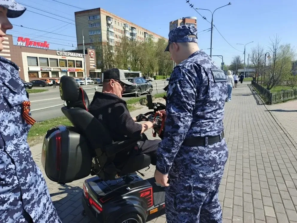 🪖 Кадеты школы №18 имени Подольских курсантов — вместе с Росгвардией в акции «Георгиевская лента»! 🪖