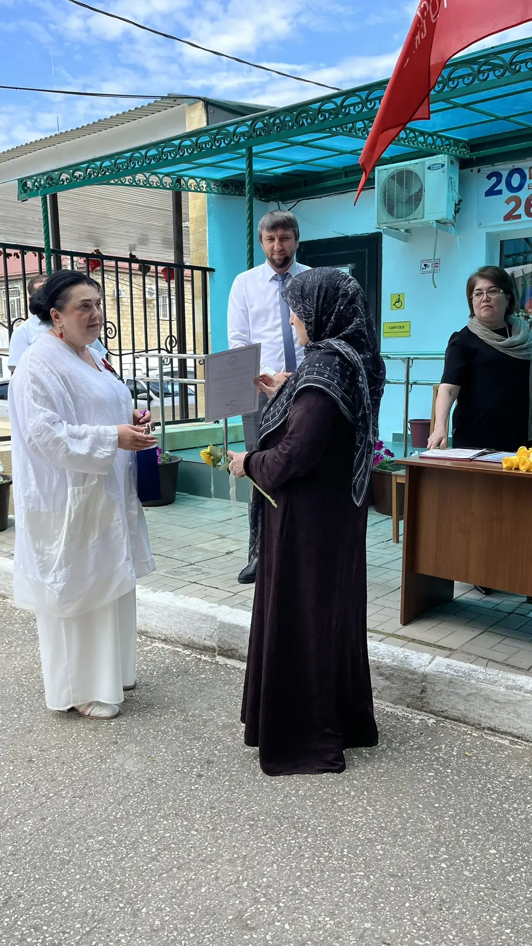 Представитель ДРОО «Союз женщин Дагестана» Х.В. Валиева вручила Благодарственные письма сотрудницам 