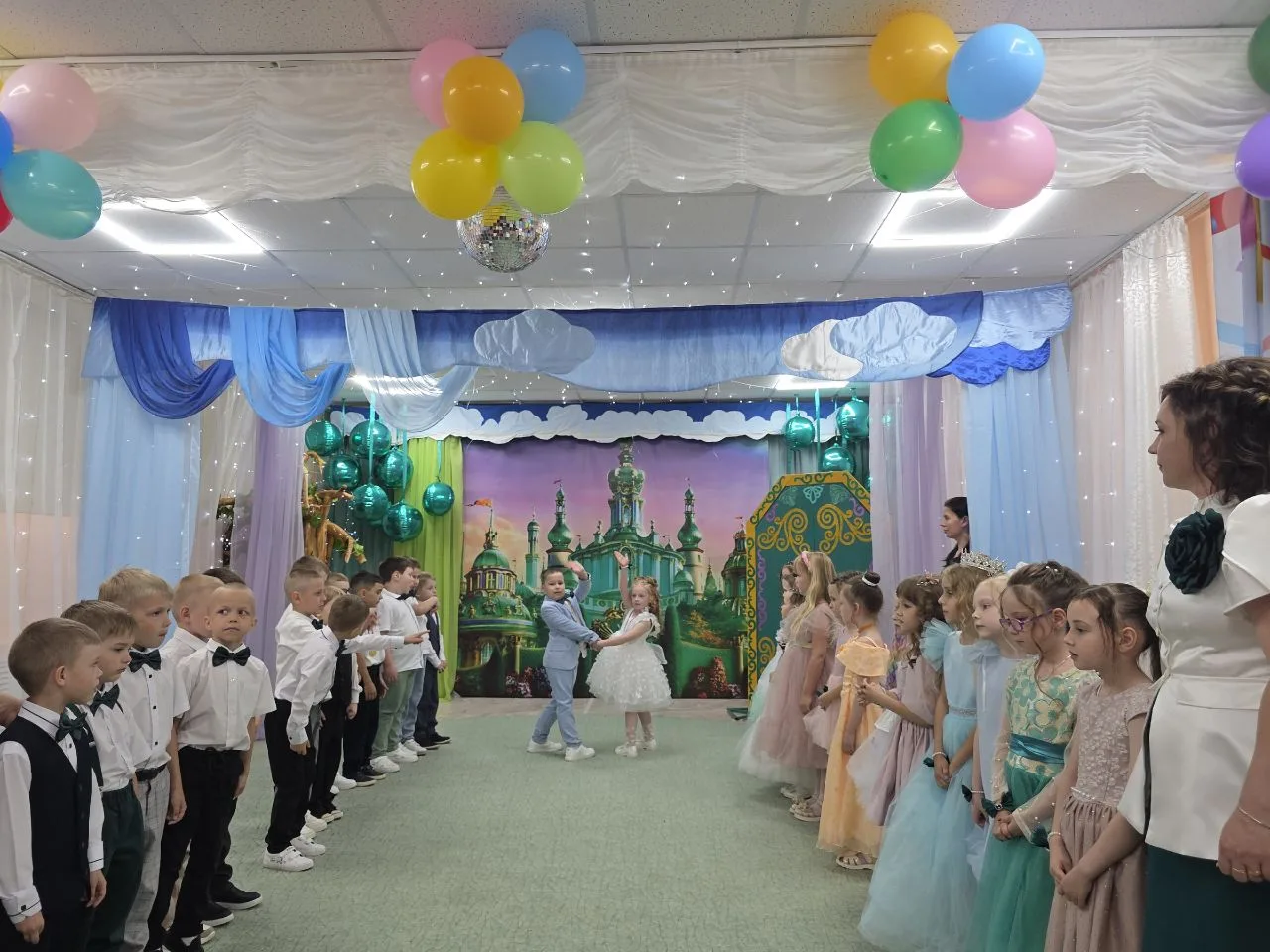 ✨«Звёздочки» совершили незабываемое путешествие в Изумрудный Город!

⭐ На выпускном ребятам посчастл