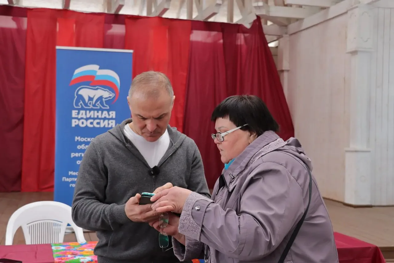 🤝 В Михнево прошла встреча жителей с депутатом Госдумы Александром Коганом  В Михневском парке состо
