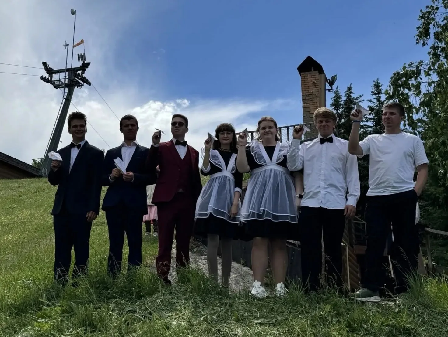 Последний звонок 2026❤️👋

26 мая в школах России прозвучал тот самый звонок — грустный и радостный 